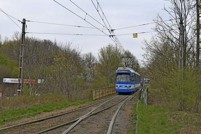  Krakow. Darwina. Vogn 306 linie 71 passere over Karola Lowinskiego. 